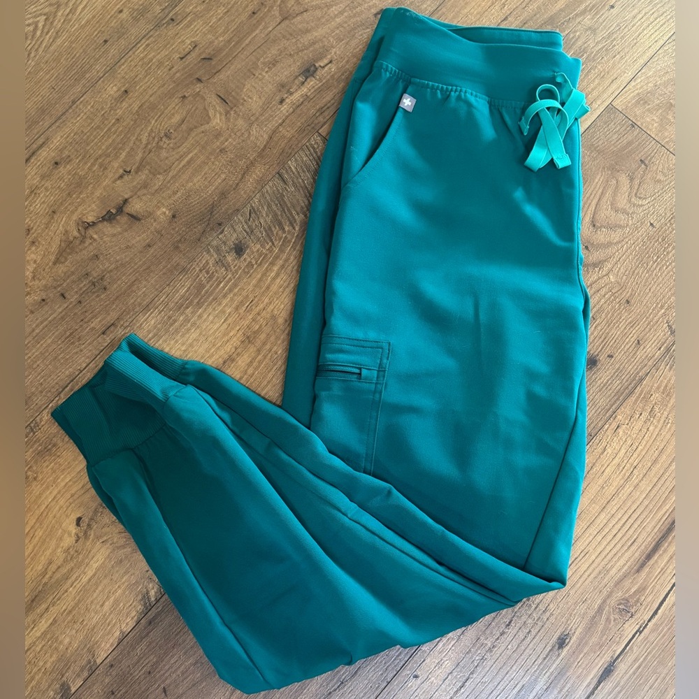 NWT FIGS Scrubs Women’s Zamora jogger in Hunter Green size Small Petite